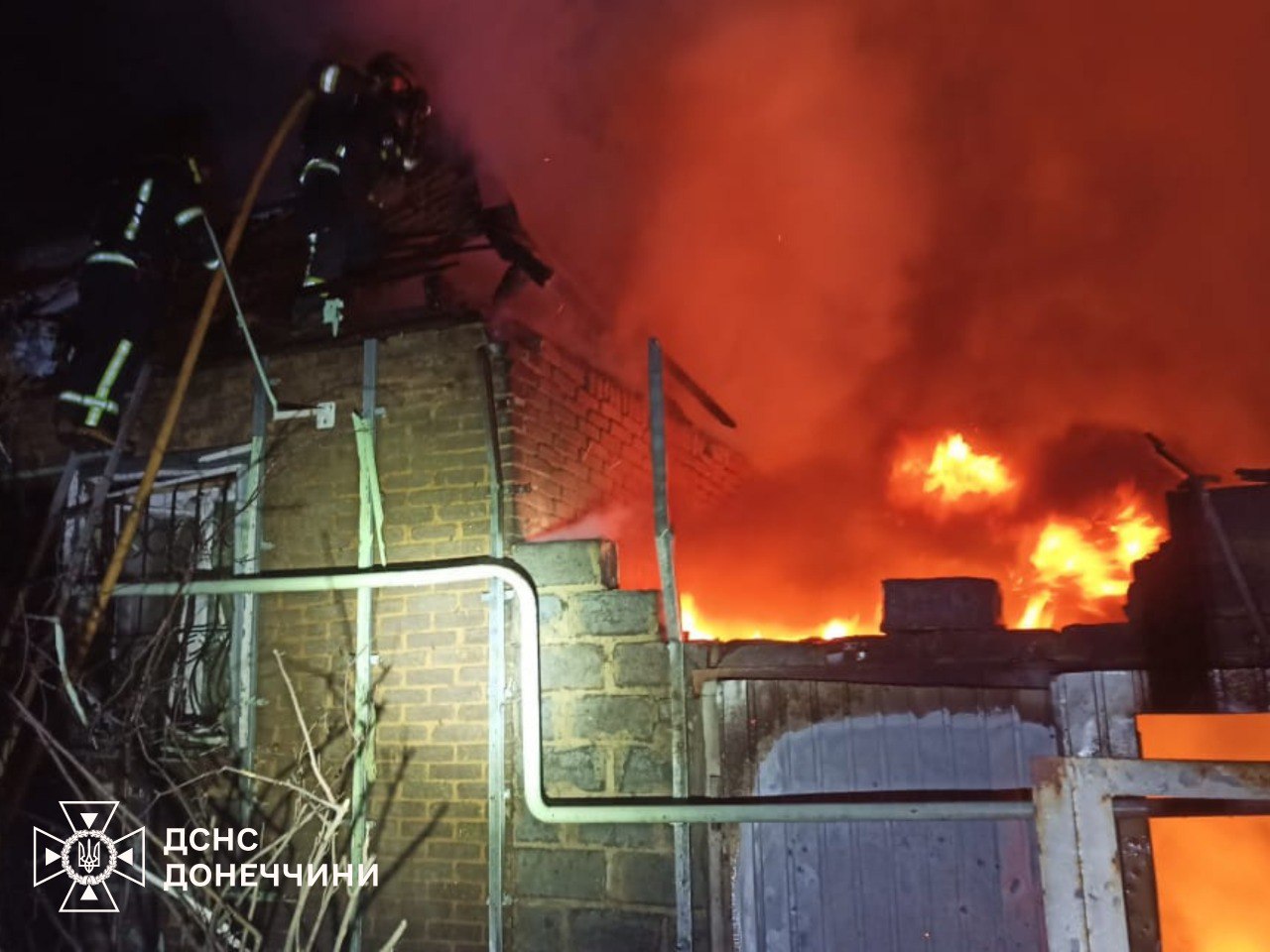 Росіяни вночі вдарили по Краматорську: виникли пожежі, є загиблий